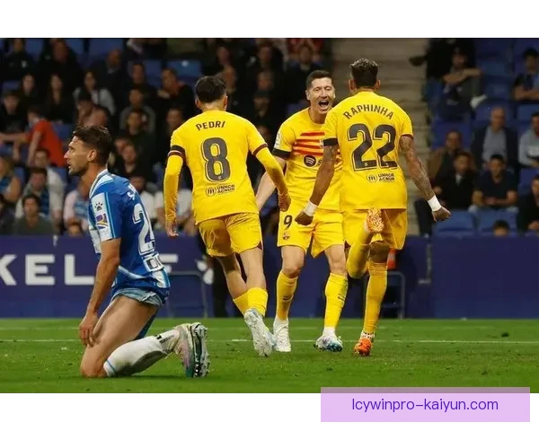 莱万多夫斯基展现更衣室领袖风范，积极引领球队追求荣誉表现亮眼