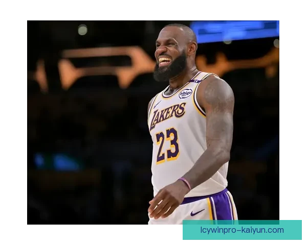 詹姆斯边后卫风格再创新，球队战术灵活性提升显著，表现亮眼。